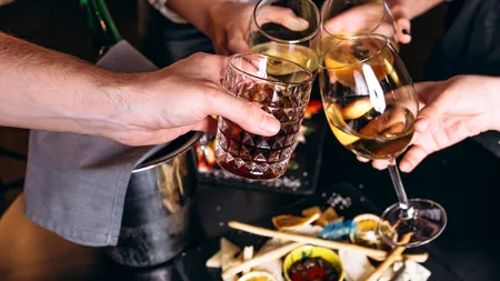 Românii, printre cei mai mari consumatori de alcool din lume. OMS avertizează: băuturile sunt prea ieftine, iar prețul real îl plătește sănătatea