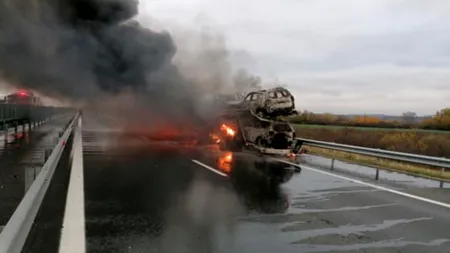 Un trailer încărcat cu mașini Dacia a luat foc pe A1 Deva-Nădlac: circulația a fost blocată