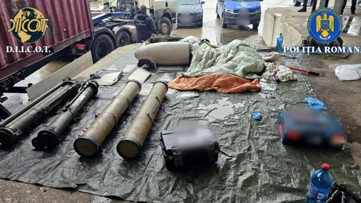 Două persoane reţinute după ce poliţiştii au descoperit la vamă un camion cu armament rusesc