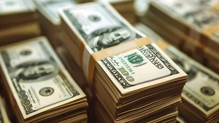 Leul continuă să se deprecieze faţă de dolar
