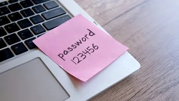 Conturile de social media cu parole generate de AI, vulnerabile la atacurile hackerilor