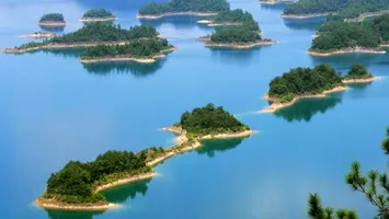 Paradisul supranumit „țara celor 1.000 de lacuri”. Pasionații de călătorie vor vedea aici peisaje ca-n povești