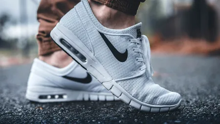 Nike îşi revine la bursă după schimbarea CEO-ului, dar investitorii sunt îngrijoraţi de lipsa de inovaţie a produselor companiei