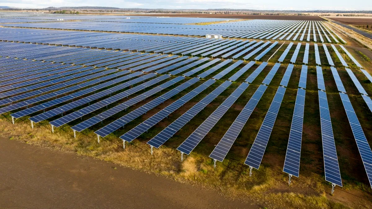 Un parc fotovoltaic din România, în centrul unor investigații UE. Două firme chineze pe fir și o miză de 375 milioane euro