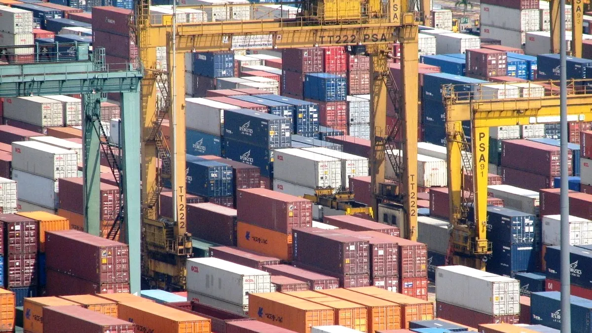 Deficitul balanței comerciale a României a ajuns la aproape 20 de miliarde de euro, la zece luni