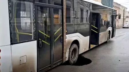Un crater apărut, din senin, în asfalt surprinde un autobuz cu pasageri în Brăila