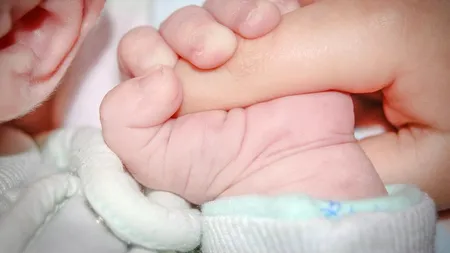 O femeie acuză medicii că i-au lăsat copilul să moară