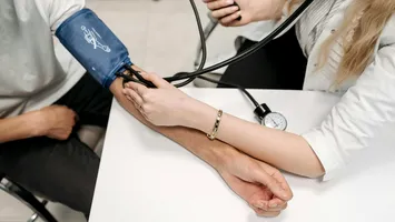 Primul pas spre prevenție, în mediul rural: analize medicale gratuite pentru zeci de oameni