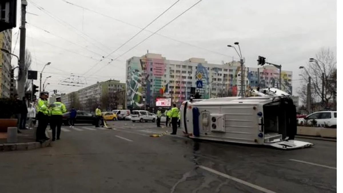 Accident grav în centrul Capitalei: O ambulanță s-a răsturnat după un impact violent (VIDEO)