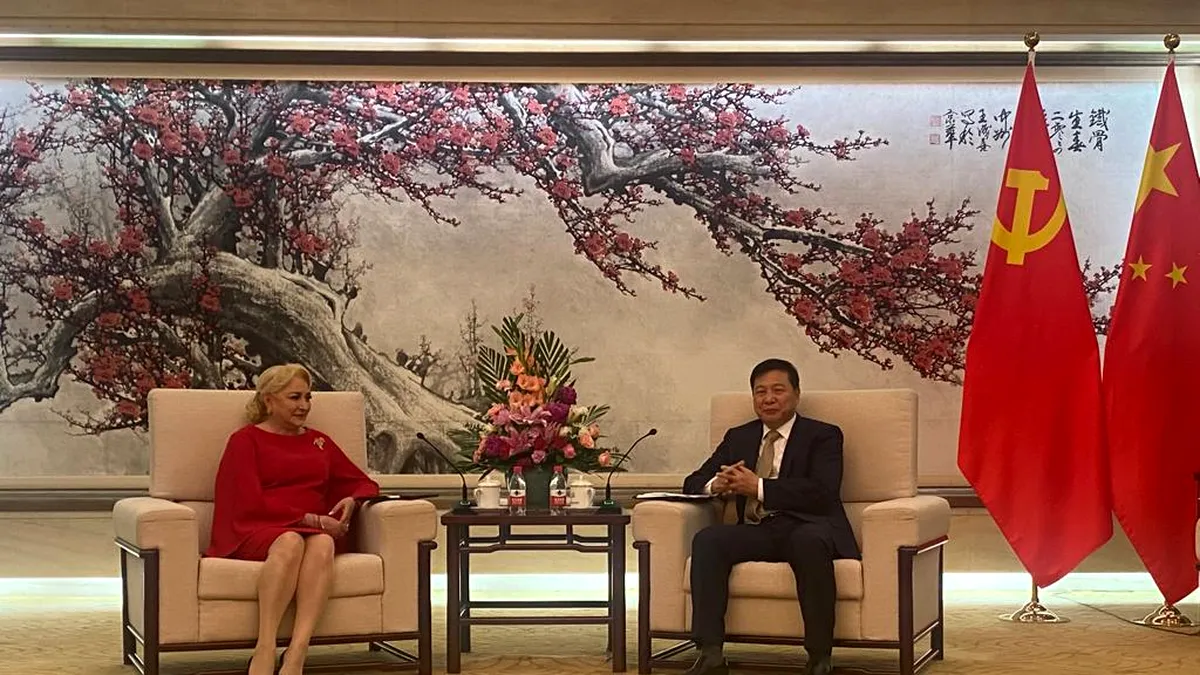 Viorica Dăncilă și Adrian Năstase sunt în China. Năstase, invitat de Institutul Cultural Român de la Beijing