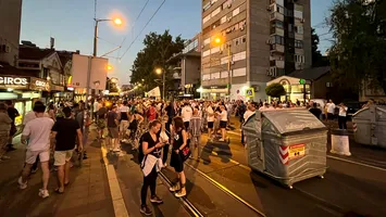 Noapte de tensiune maximă în capitala Serbiei. Belgrad, paralizat de proteste violente: Zeci de arestări și ciocniri dure cu poliția