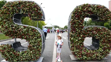 Grădini spectaculoase și concerte la West Side Flower Fest. Podul din parc, transformat în basm floral