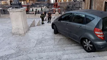 Șofer de 80 de ani, blocat încercând să coboare Scările Spaniole din Roma cu mașina