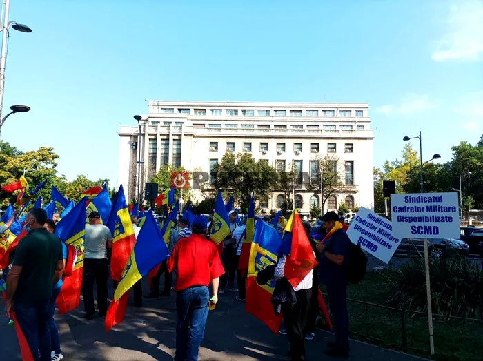Mai multe sindicate au organizat un miting în Piața Victoriei