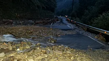 Viitură pe Transfăgărășan: zeci de mașini blocate, drum închis temporar în zona Piscu Negru