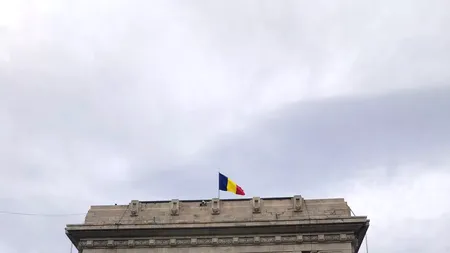 Ultima zi națională a lui Iohannis, zi de glorie pentru Ciolacu. Șeful Guvernului a făcut o “baie de mulțime” la Arcul de Triumf iar românii i-au urat “Să trăiți, domnule președinte”