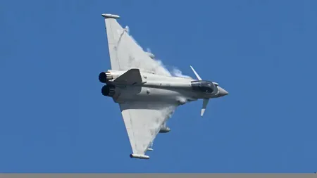 Un avion militar rus a fost detectat „în apropierea” spațiului aerian britanic