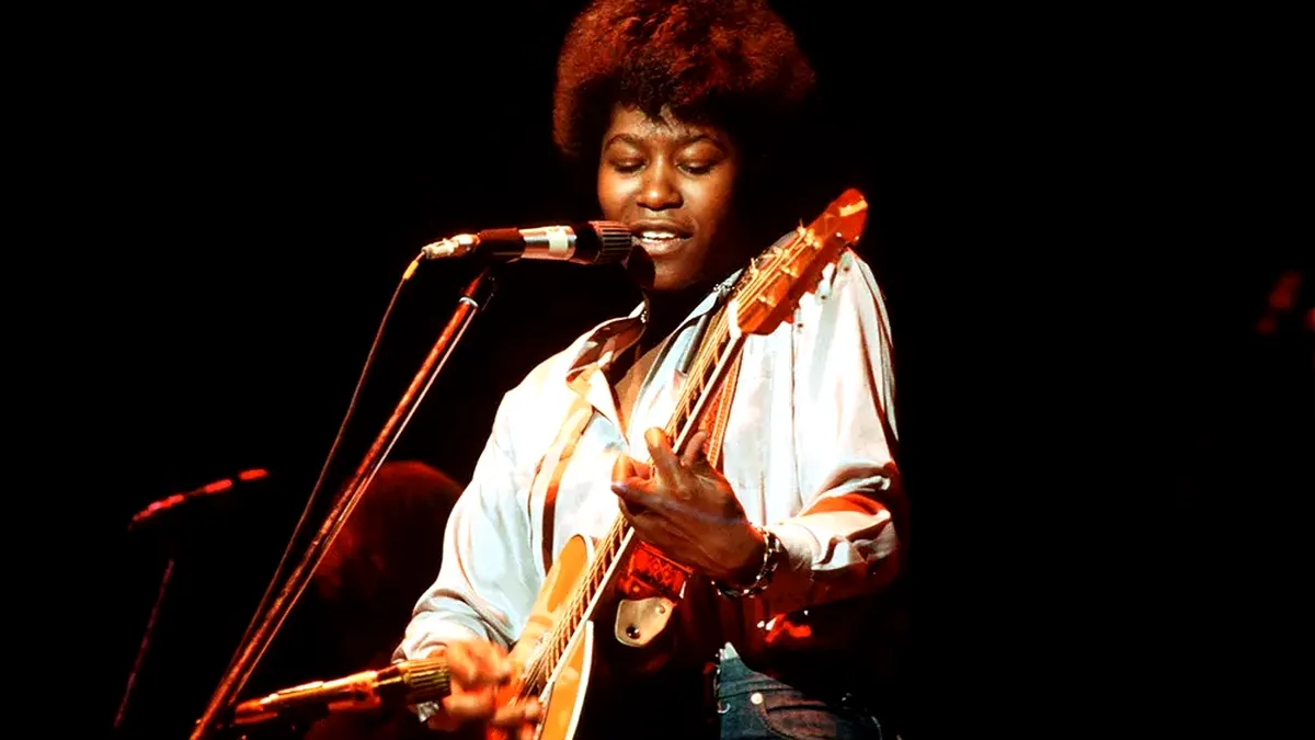 Cutiuța muzicală: Joan Armatrading – atingerea aceea care nu explică nimic, dar te lasă cu sufletul mângâiat
