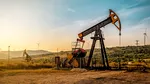 Petrolul s-a prăbușit, pompa românească se face că n-a auzit
