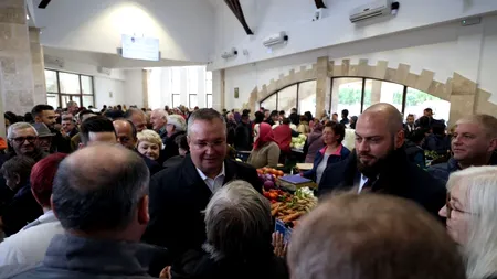 Baie de mulțime pentru liderii PNL la piața din Şimleul Silvaniei. Ciucă a luat ceapă și mere