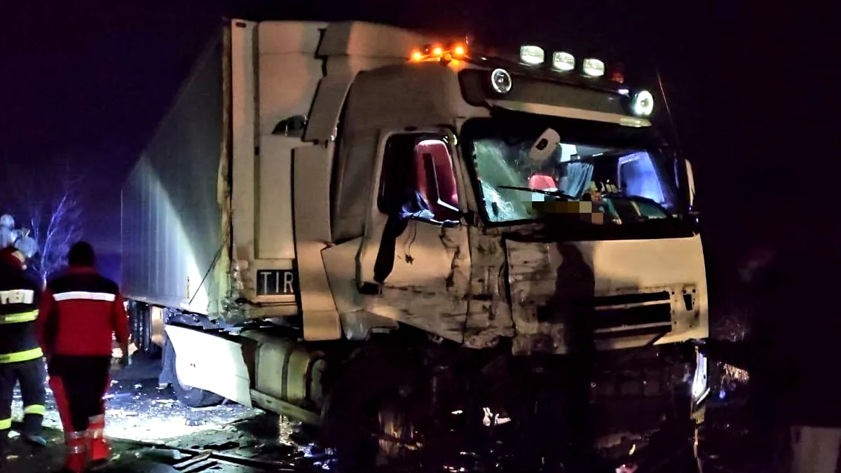 Accident pe o șosea din Giurgiu: Un TIR a fost lovit de o locomotivă