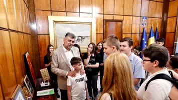 Premierul României, Marcel Ciolacu, a devenit ghid pentru copiii vizitatori la Palatul Victoria