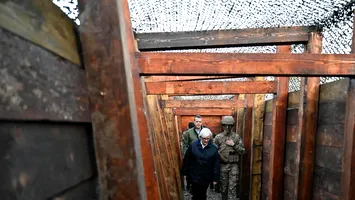 Mirosul de pâine caldă și bocancii ministrului francez: Catherine Vautrin între glume și exerciții militare la Cincu