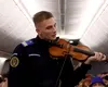 Imnul României la 10.000 de metri: un jandarm a cântat pentru pasagerii Tarom VIDEO