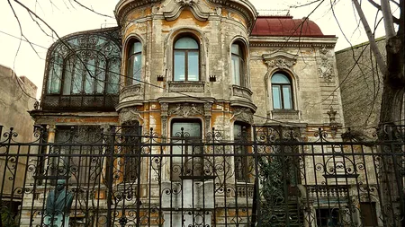 Casa Macca din București a început să fie consolidată și restaurată. Istoricul celei mai spectaculoase clădiri din București