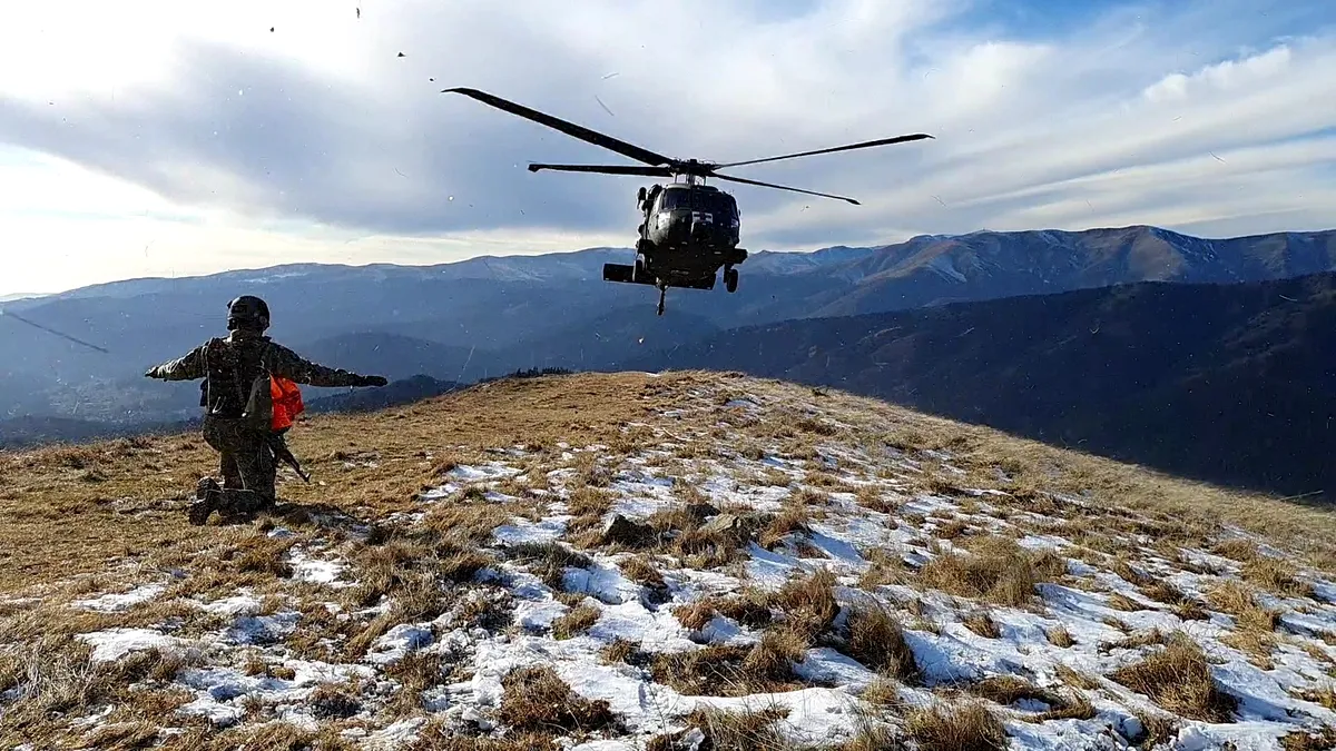 Elicopter răsturnat din cauza vântului, în Timișoara. Piloții au scăpat teferi