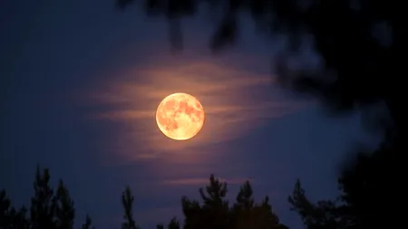 Luna va deveni roşiatică: O parte dintre pământeni vor putea să asiste la o eclipsă totală, în noaptea de duminică spre luni