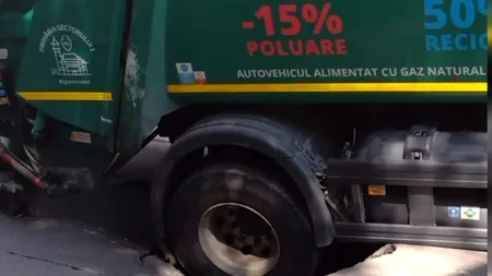Stradă surpată în Sectorul 1: O mașină de salubrizare din București a rămas blocată în asfalt