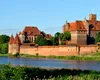 Un castel imens, numit ,,cel mai mare din lume”, la doar câteva ore distanță de București. Aici vei vedea peisaje de poveste