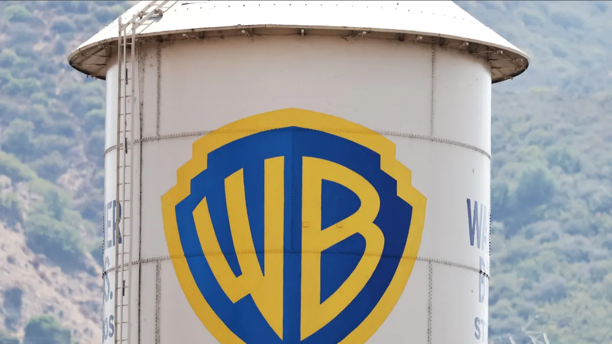 Giganții media intră în cursă pentru Warner Bros Discovery, unul dintre cele mai valoroase studiouri de la Hollywood