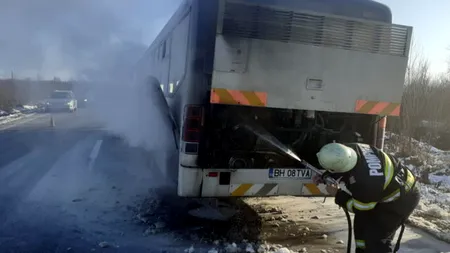 Un autobuz în care se aflau 20 de elevi a luat foc pe DN 76