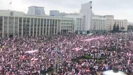 Lukașenko, contestat de zeci de mii de manifestanţi chiar de ziua lui