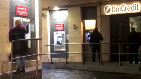 O româncă a spart cu ciocanul un bancomat în Italia, nu se știe de ce /VIDEO
