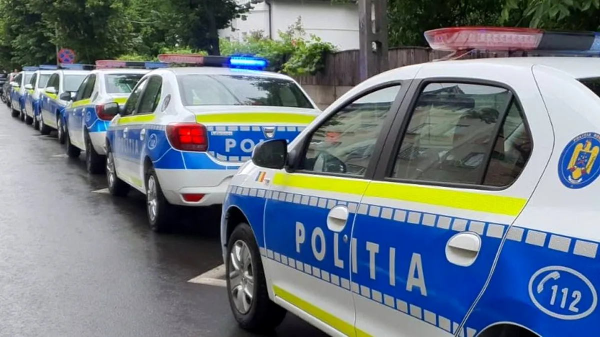 Doi polițiști din Constanța, răniți după ce au intrat cu mașina într-un copac. Agentul care conducea era băut