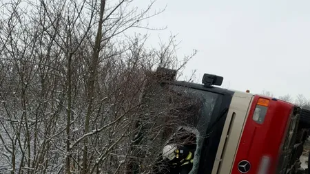 Un autocar cu 16 pasageri s-a răsturnat pe o șosea din Caraș-Severin