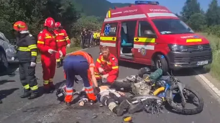 Doi motocicliști morți după ce o șoferiță a depășit o coloană de mașini VIDEO