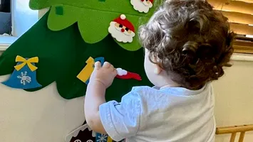 Noul trend al sărbătorilor: brazii Montessori, combinația ideală între joacă, învățare și magie