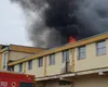 O fostă fabrică INDAGRA arde. Degajări mari de fum. Locuitorii avertizați prin RO-ALERT