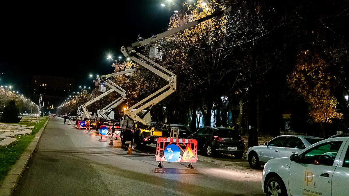 Pe Champs-Élysées, un Crăciun iluminat, dar cu sobrietate