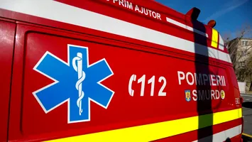 Ambulanță SMURD lovită în plin de tren lângă Timișoara: patru oameni la spital, printre care și pacientul transportat