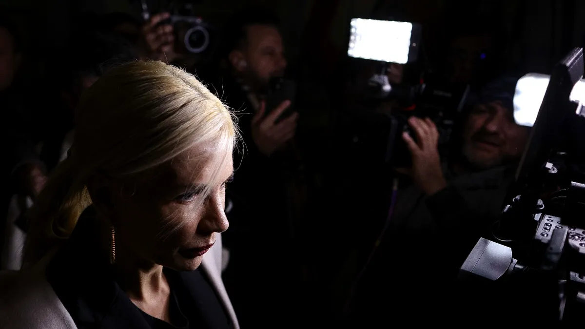 Laura Vicol, scoasă din arest și dusă la spital. Surse: Ar fi acuzat probleme medicale