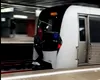 Tânăr deghizat în Spiderman, filmat când circulă agățat în spatele unei garnituri de metrou (VIDEO)