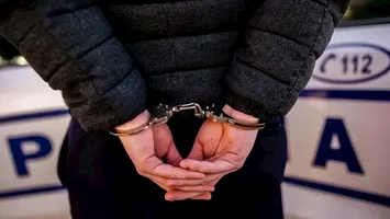 Bărbat reținut după ce ar fi incendiat casa fostei concubine. Copilul său era înăuntru