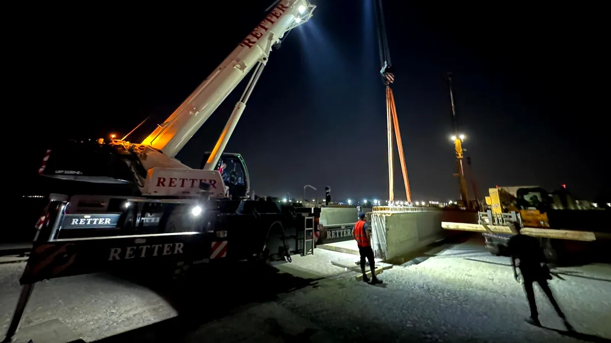 Mobilizare maximă în toiul nopții pe lotul 1 al A0 Nord. „Armata“ Retter montează cele 12 grinzi și 104 predale de la pasajul peste DN1A (VIDEO)