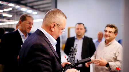 Nicolae Ciucă în vizită la fabrica de armament din Cugir: Armele cele mai ieftine și cu acuratețea cea mai scăzută le aveau doar militarii români și insurgenții