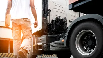 Salarii mari, puțini doritori. O țară europeană caută șoferi de TIR din străinătate, românii în prim-plan